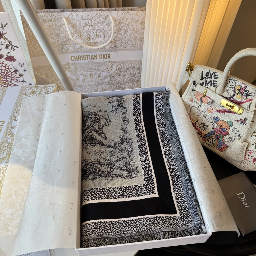 Dior 颜色百分之百对应 出入 毫无压力 动物剪花【茹伊印花】𝐃𝐈𝐎𝐑 茹伊印花是近两年又一标志性元素～ 多种动物以及植物为主的设计不分年龄不显老气_十分活力青春～ 42%羊毛