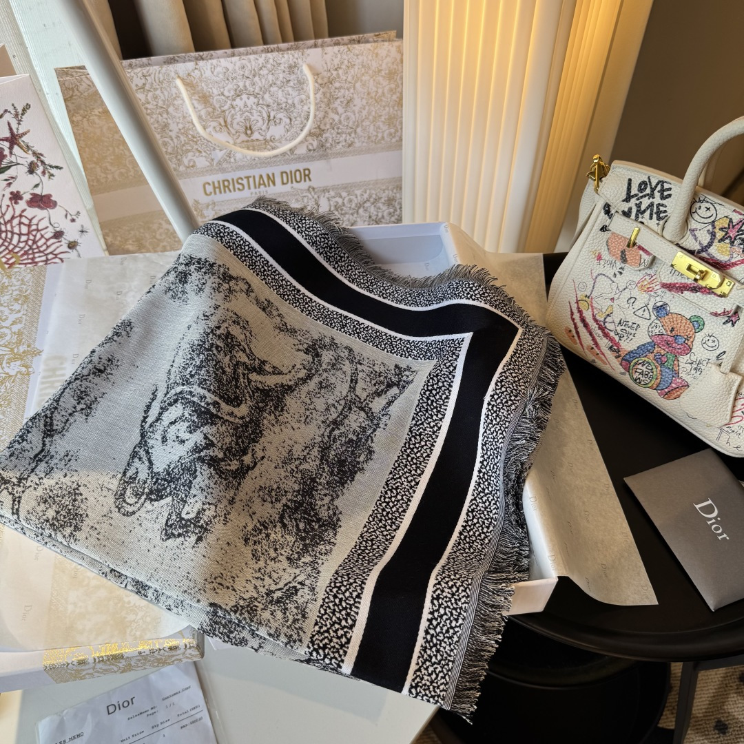 Dior 颜色百分之百对应 出入 毫无压力 动物剪花【茹伊印花】𝐃𝐈𝐎𝐑 茹伊印花是近两年又一标志性元素～ 多种动物以及植物为主的设计不分年龄不显老气_十分活力青春～ 42%羊毛