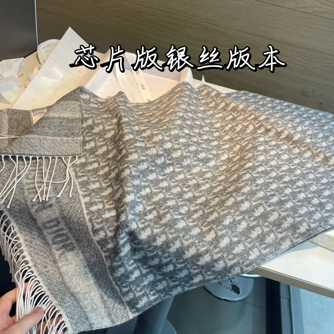 Dior 芯片版银丝线高品质Dior（迪奥）最新款 · 这款 Oblique 印花围巾重新诠释 Dior 标识