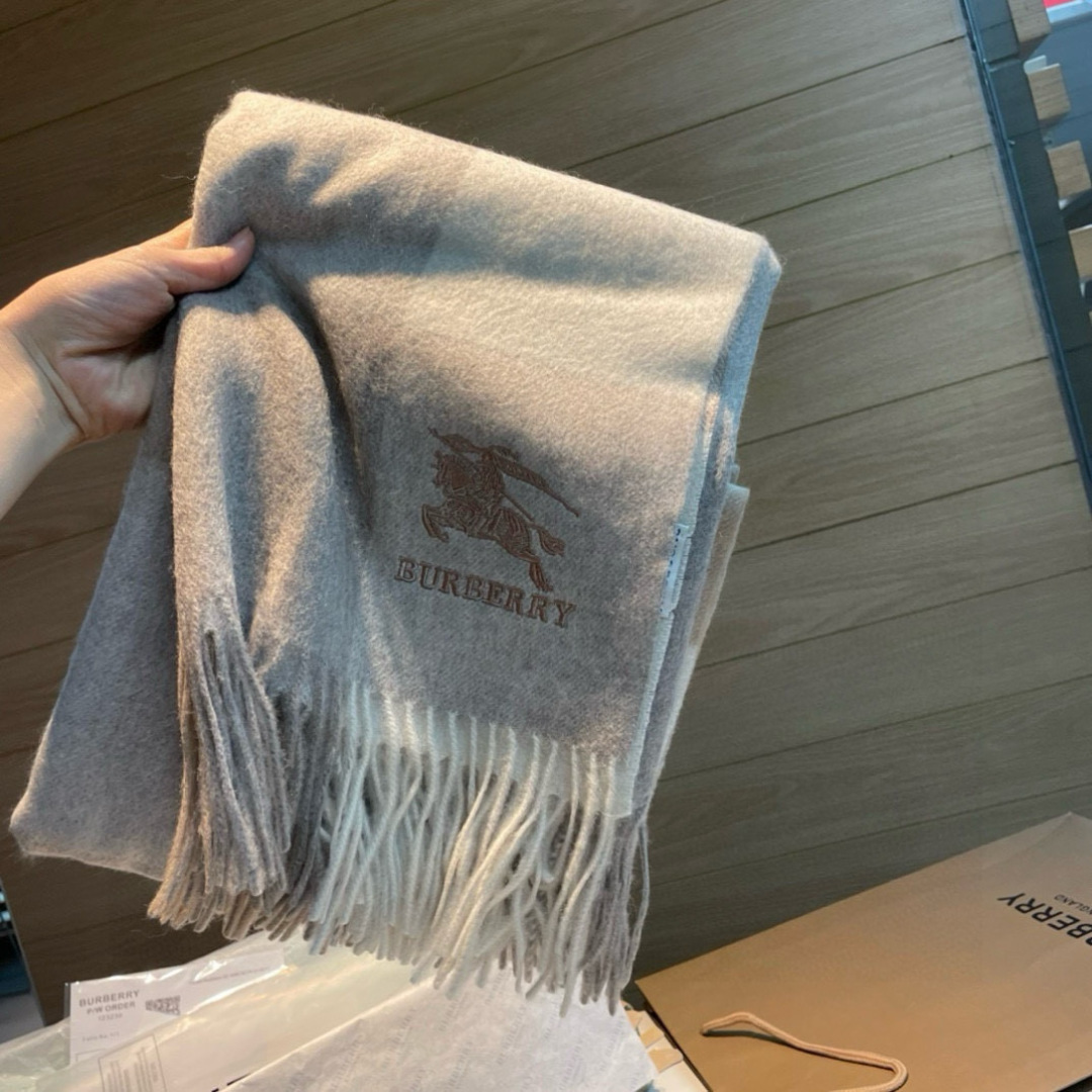 Burberry 巴宝莉爱心款 大B家新品围巾披肩‮磅重‬来了 bur 殿堂‮皇级‬室最新款 专‮在柜‬售16000+