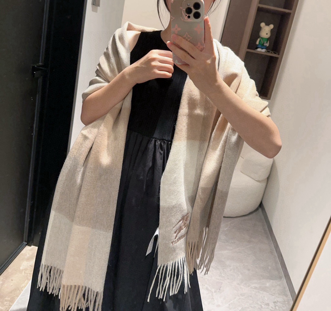 Burberry 巴宝莉爱心款 大B家新品围巾披肩‮磅重‬来了 bur 殿堂‮皇级‬室最新款 专‮在柜‬售16000+