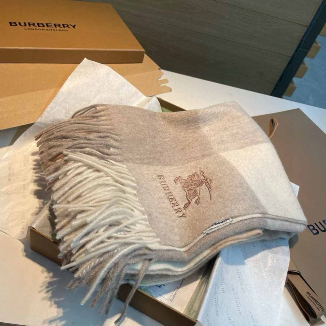 Burberry 巴宝莉爱心款 大B家新品围巾披肩‮磅重‬来了 bur 殿堂‮皇级‬室最新款 专‮在柜‬售16000+