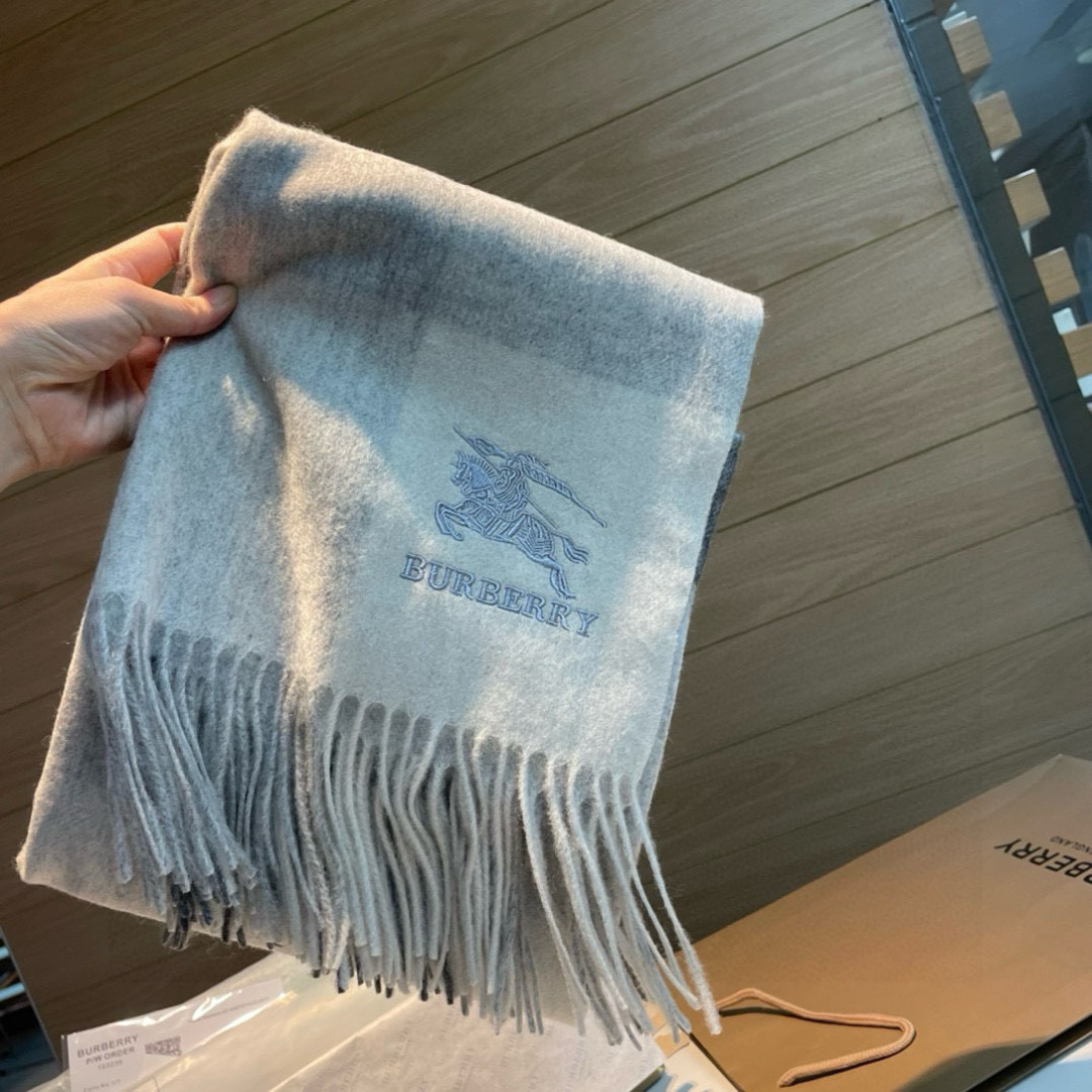 Burberry 巴宝莉爱心款 大B家新品围巾披肩‮磅重‬来了 bur 殿堂‮皇级‬室最新款 专‮在柜‬售16000+