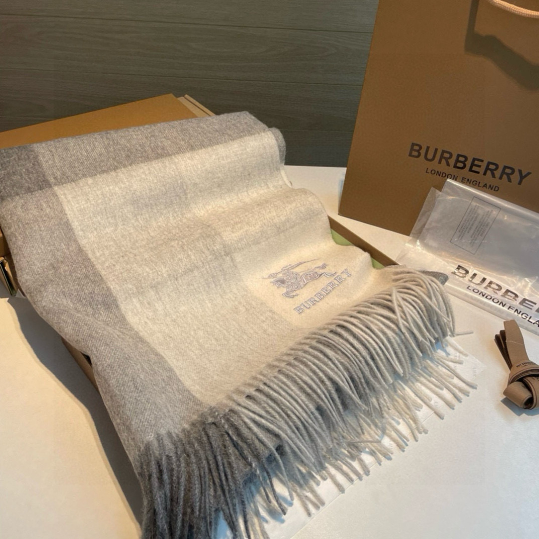 Burberry 巴宝莉爱心款 大B家新品围巾披肩‮磅重‬来了 bur 殿堂‮皇级‬室最新款 专‮在柜‬售16000+