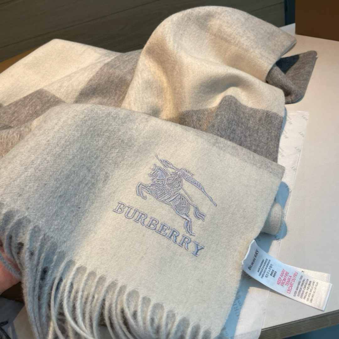 Burberry 巴宝莉爱心款 大B家新品围巾披肩‮磅重‬来了 bur 殿堂‮皇级‬室最新款 专‮在柜‬售16000+