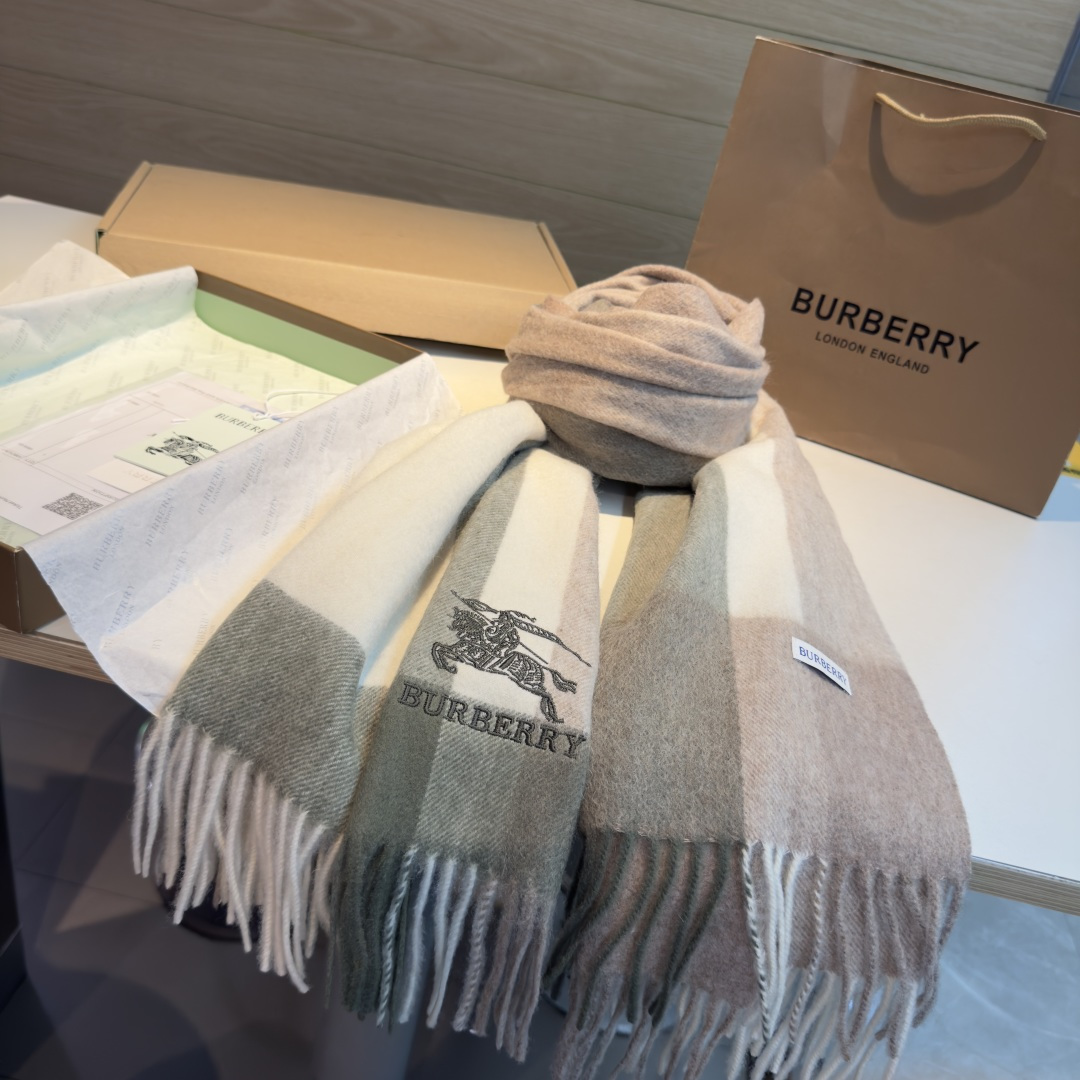 Burberry 巴宝莉战马披肩 大B家新品围巾披肩‮磅重‬来了 bur 殿堂‮皇级‬室最新款 专‮在柜‬售16000+