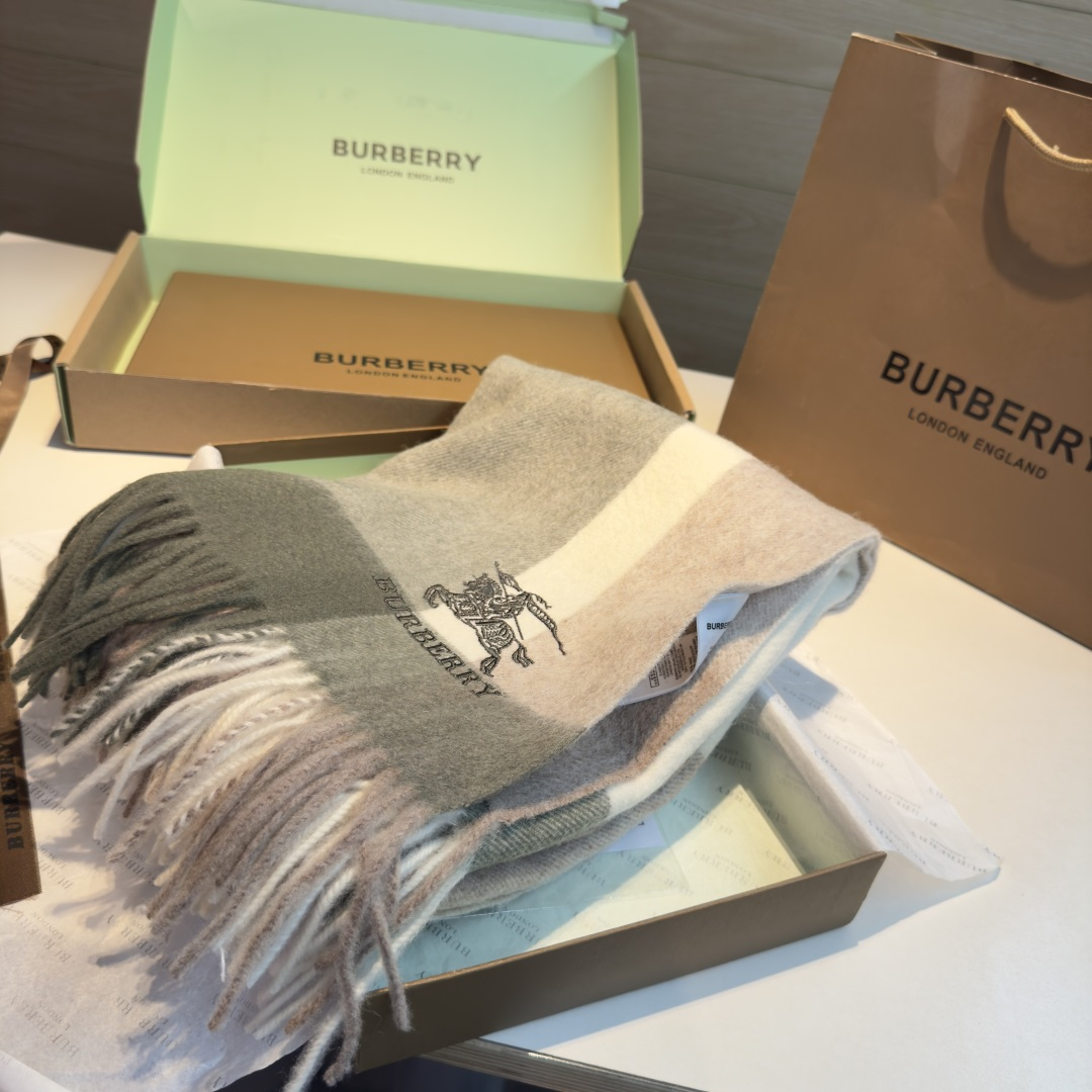 Burberry 巴宝莉战马披肩 大B家新品围巾披肩‮磅重‬来了 bur 殿堂‮皇级‬室最新款 专‮在柜‬售16000+