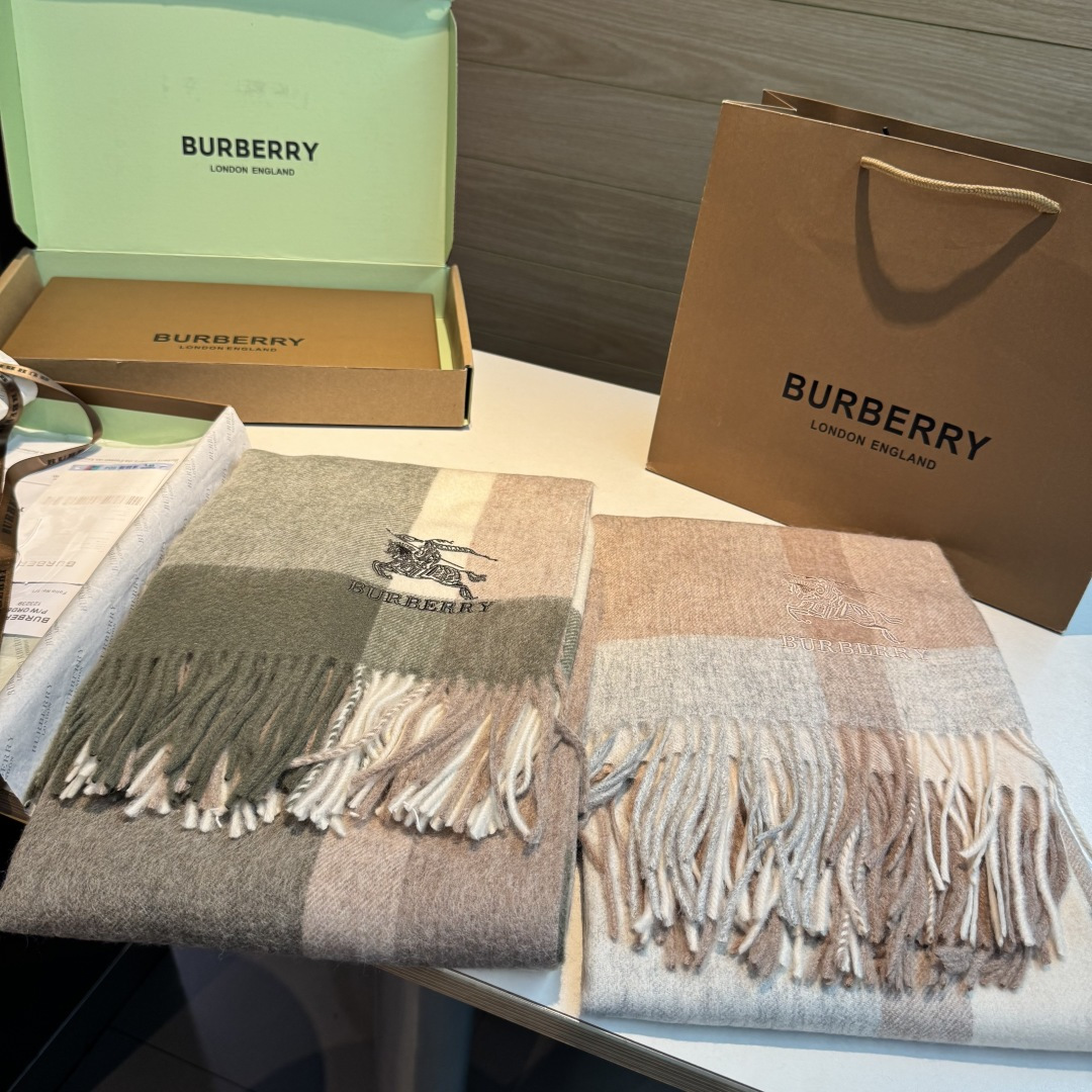 Burberry 巴宝莉战马披肩 大B家新品围巾披肩‮磅重‬来了 bur 殿堂‮皇级‬室最新款 专‮在柜‬售16000+
