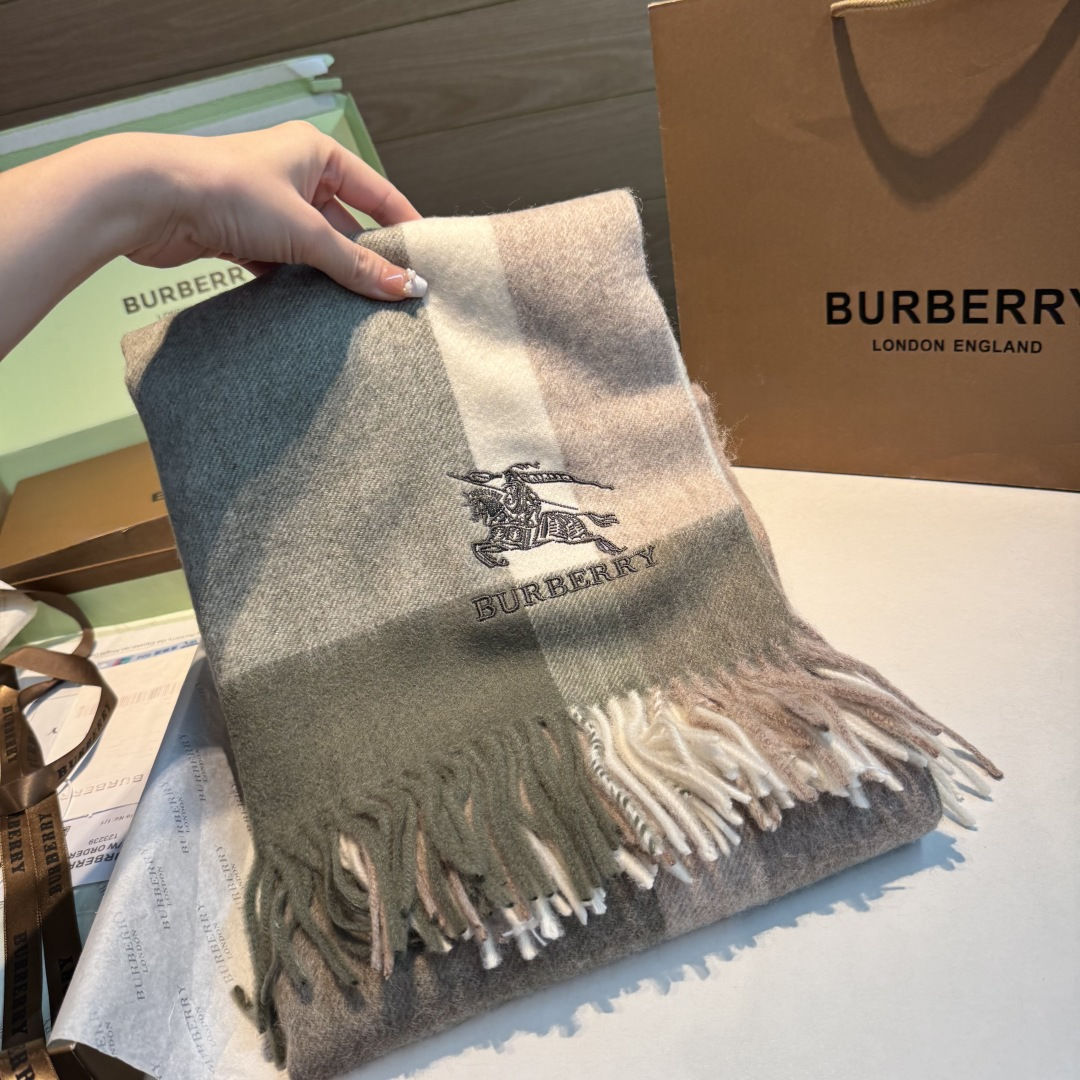 Burberry 巴宝莉战马披肩 大B家新品围巾披肩‮磅重‬来了 bur 殿堂‮皇级‬室最新款 专‮在柜‬售16000+