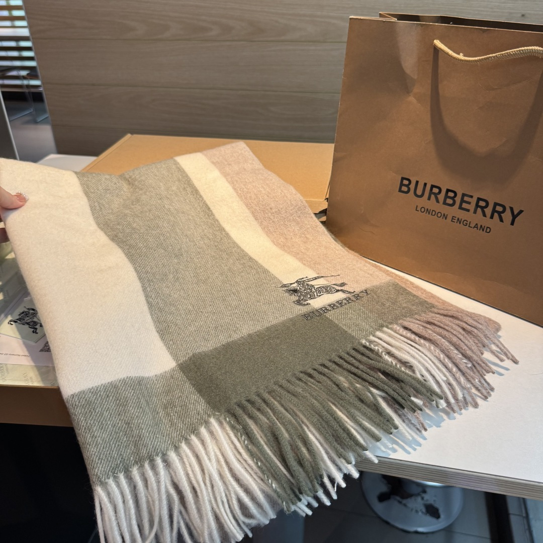 Burberry 巴宝莉战马披肩 大B家新品围巾披肩‮磅重‬来了 bur 殿堂‮皇级‬室最新款 专‮在柜‬售16000+