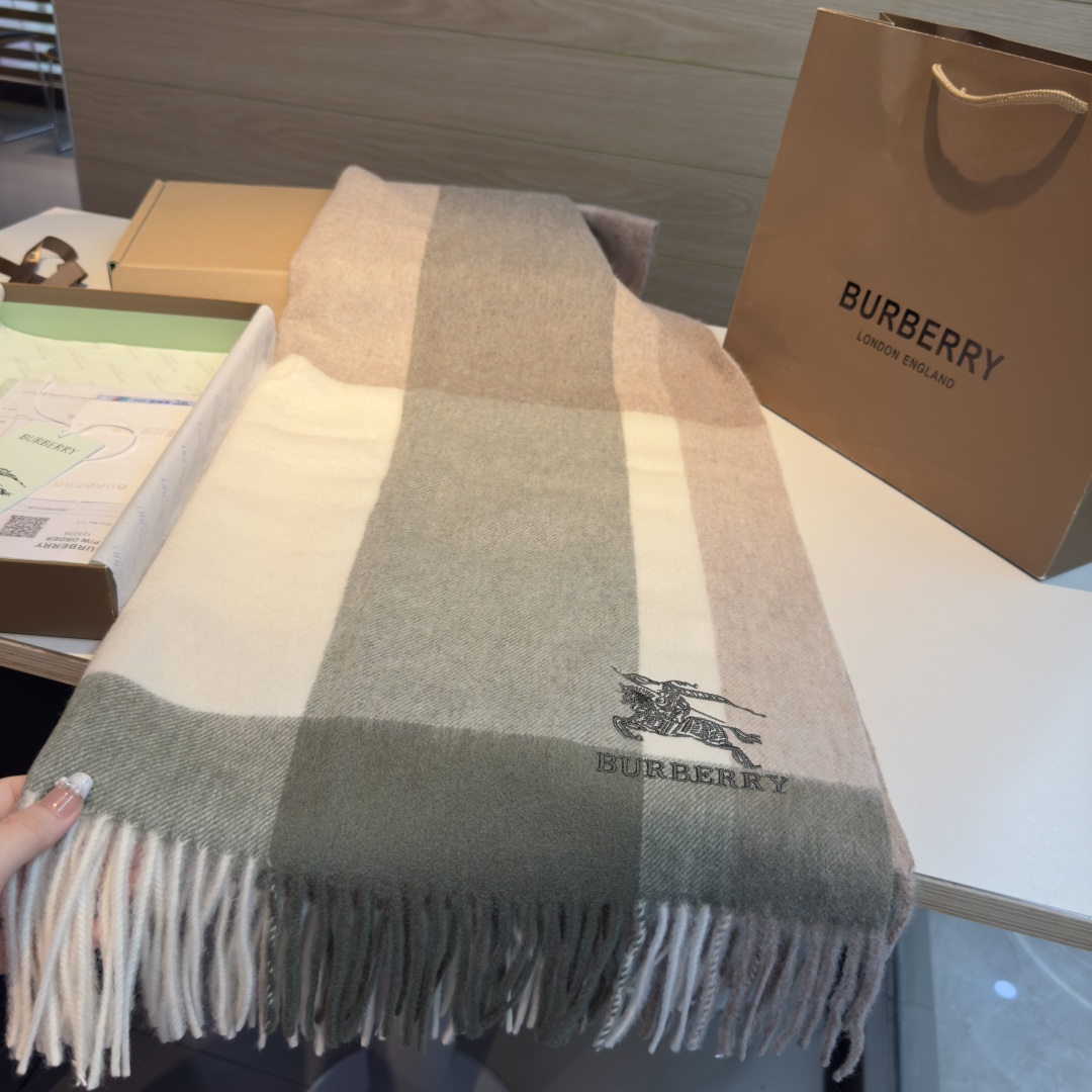 Burberry 巴宝莉战马披肩 大B家新品围巾披肩‮磅重‬来了 bur 殿堂‮皇级‬室最新款 专‮在柜‬售16000+