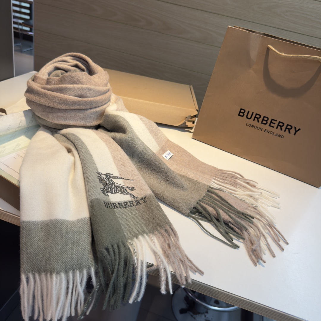 Burberry 巴宝莉战马披肩 大B家新品围巾披肩‮磅重‬来了 bur 殿堂‮皇级‬室最新款 专‮在柜‬售16000+