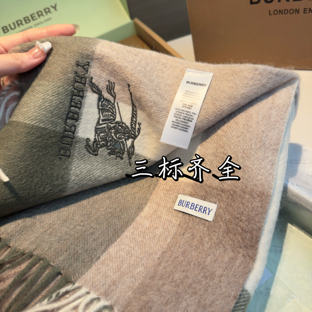 Burberry 巴宝莉战马披肩 大B家新品围巾披肩‮磅重‬来了 bur 殿堂‮皇级‬室最新款 专‮在柜‬售16000+