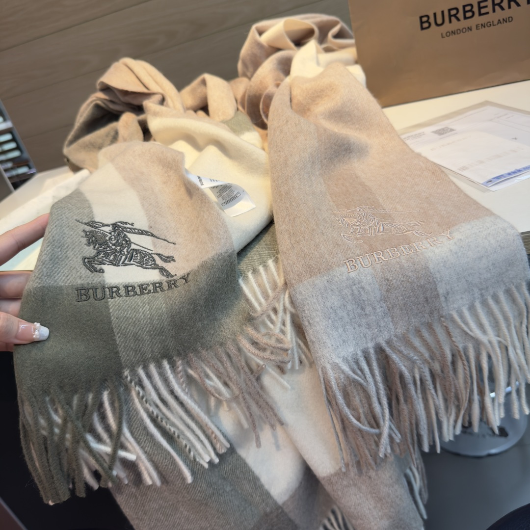 Burberry 巴宝莉战马披肩 大B家新品围巾披肩‮磅重‬来了 bur 殿堂‮皇级‬室最新款 专‮在柜‬售16000+