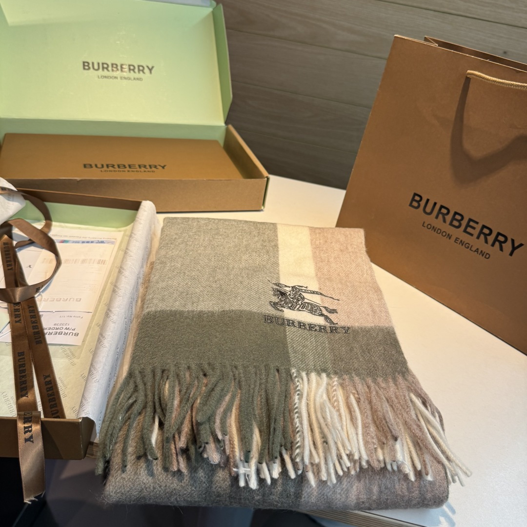 Burberry 巴宝莉战马披肩 大B家新品围巾披肩‮磅重‬来了 bur 殿堂‮皇级‬室最新款 专‮在柜‬售16000+