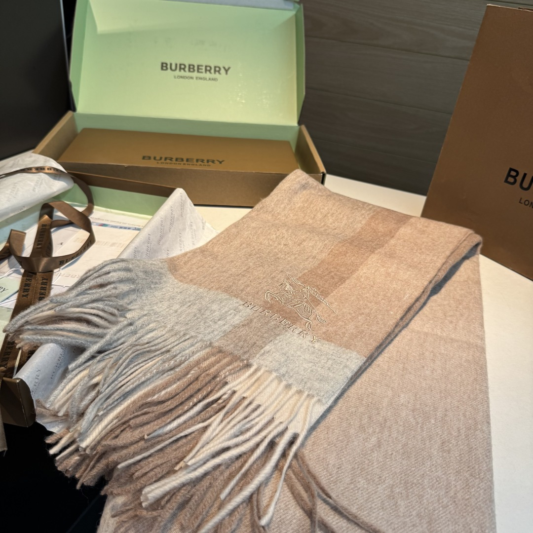 Burberry 巴宝莉战马披肩 大B家新品围巾披肩‮磅重‬来了 bur 殿堂‮皇级‬室最新款 专‮在柜‬售16000+