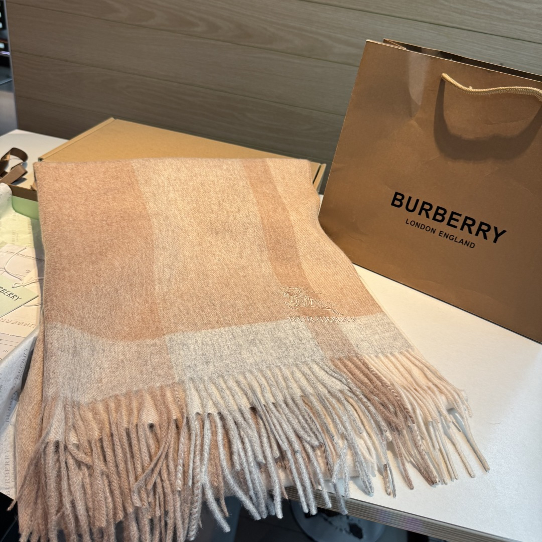 Burberry 巴宝莉战马披肩 大B家新品围巾披肩‮磅重‬来了 bur 殿堂‮皇级‬室最新款 专‮在柜‬售16000+