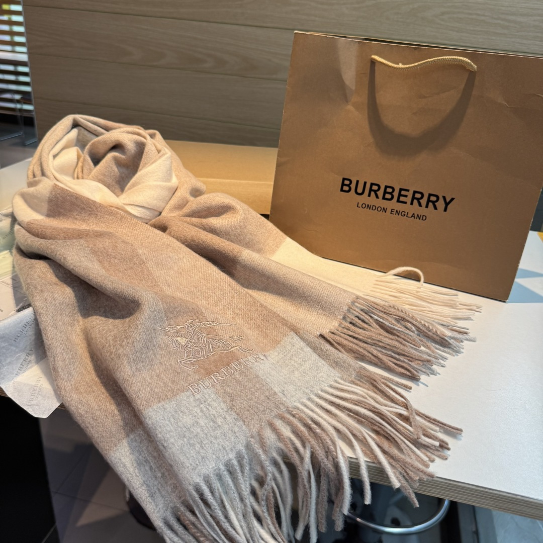 Burberry 巴宝莉战马披肩 大B家新品围巾披肩‮磅重‬来了 bur 殿堂‮皇级‬室最新款 专‮在柜‬售16000+