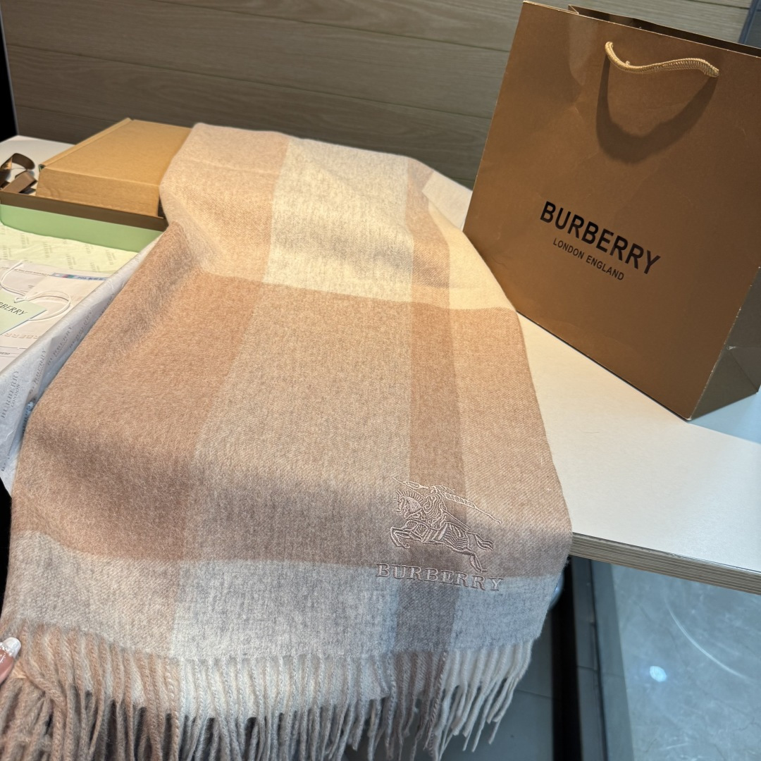 Burberry 巴宝莉战马披肩 大B家新品围巾披肩‮磅重‬来了 bur 殿堂‮皇级‬室最新款 专‮在柜‬售16000+