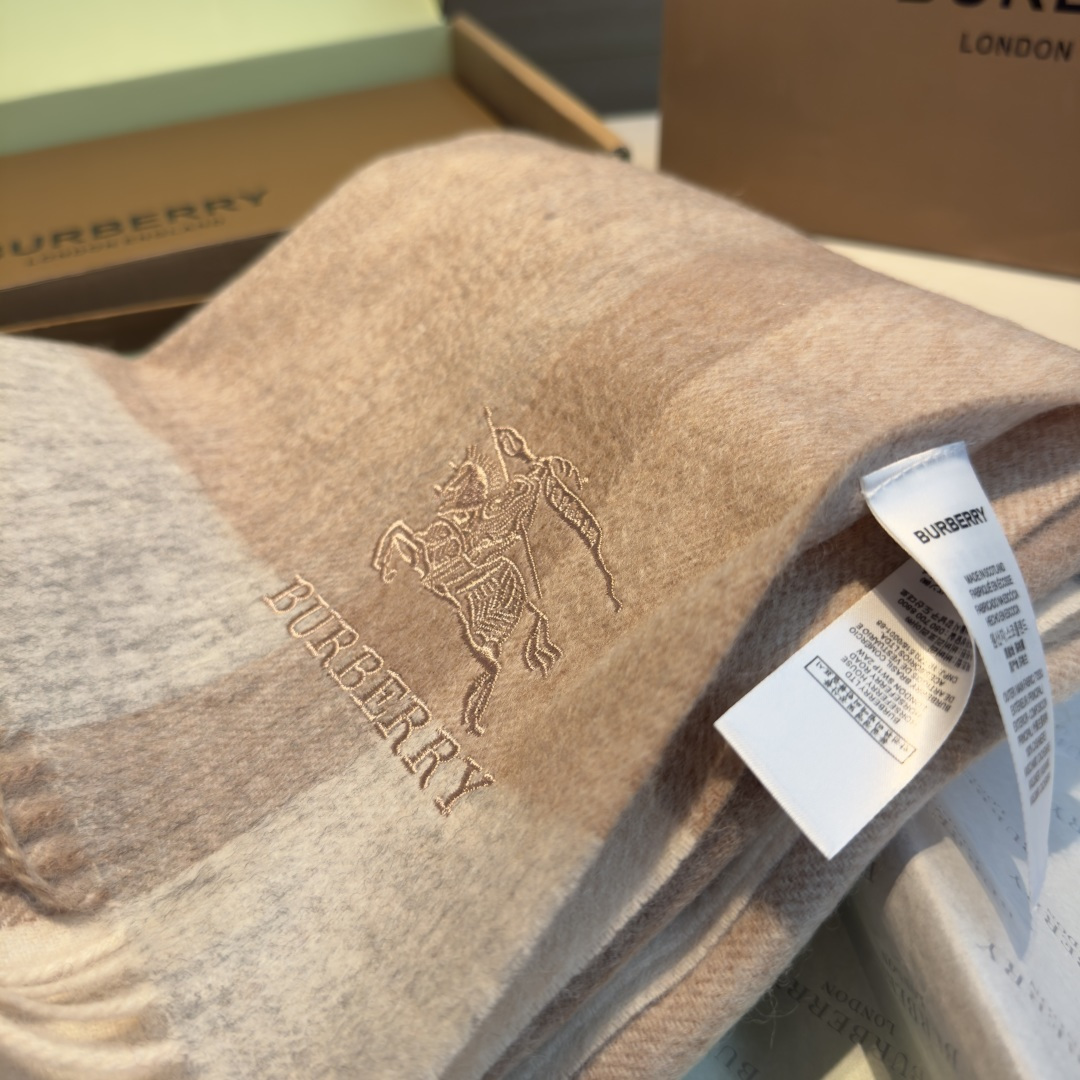 Burberry 巴宝莉战马披肩 大B家新品围巾披肩‮磅重‬来了 bur 殿堂‮皇级‬室最新款 专‮在柜‬售16000+