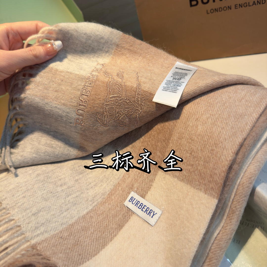 Burberry 巴宝莉战马披肩 大B家新品围巾披肩‮磅重‬来了 bur 殿堂‮皇级‬室最新款 专‮在柜‬售16000+