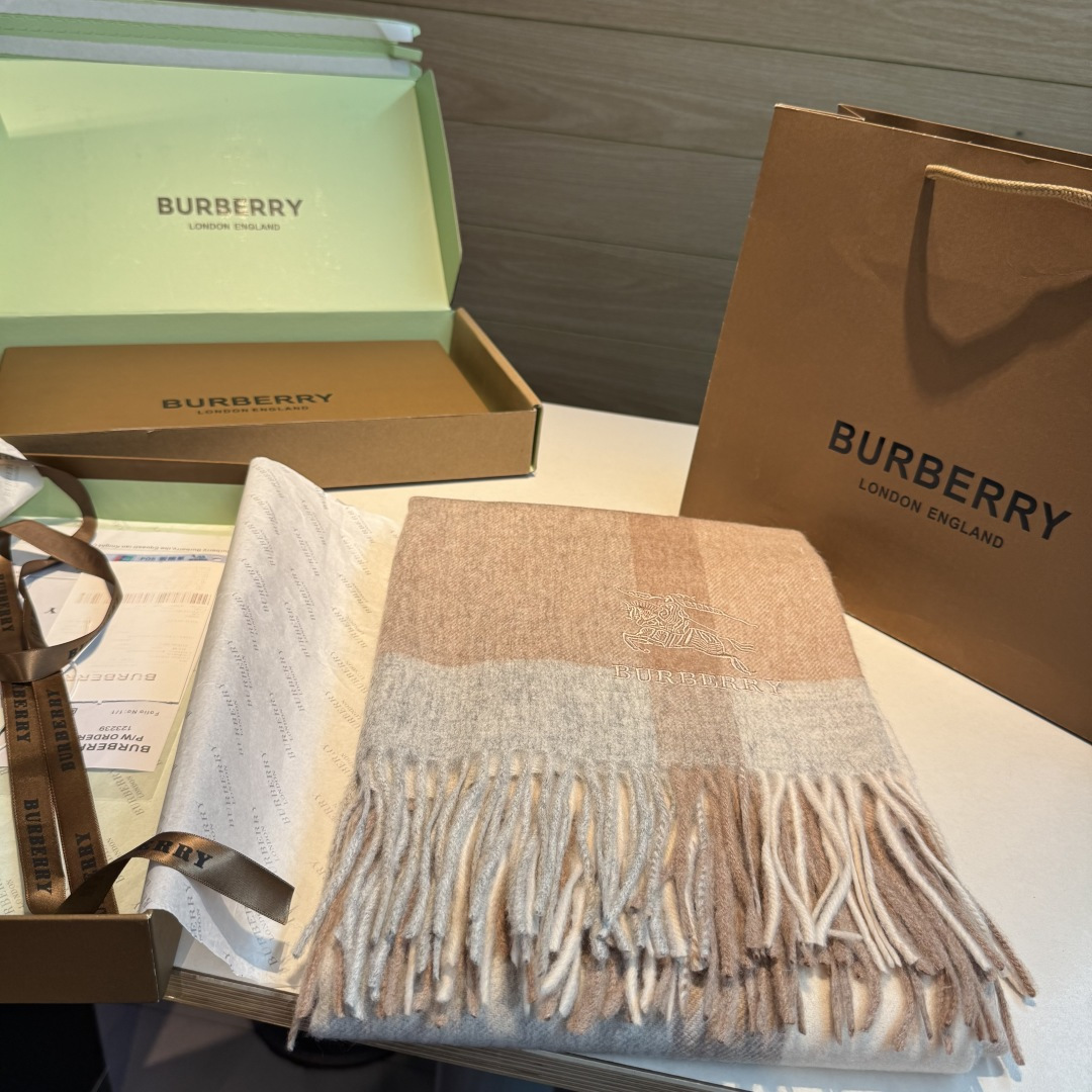 Burberry 巴宝莉战马披肩 大B家新品围巾披肩‮磅重‬来了 bur 殿堂‮皇级‬室最新款 专‮在柜‬售16000+