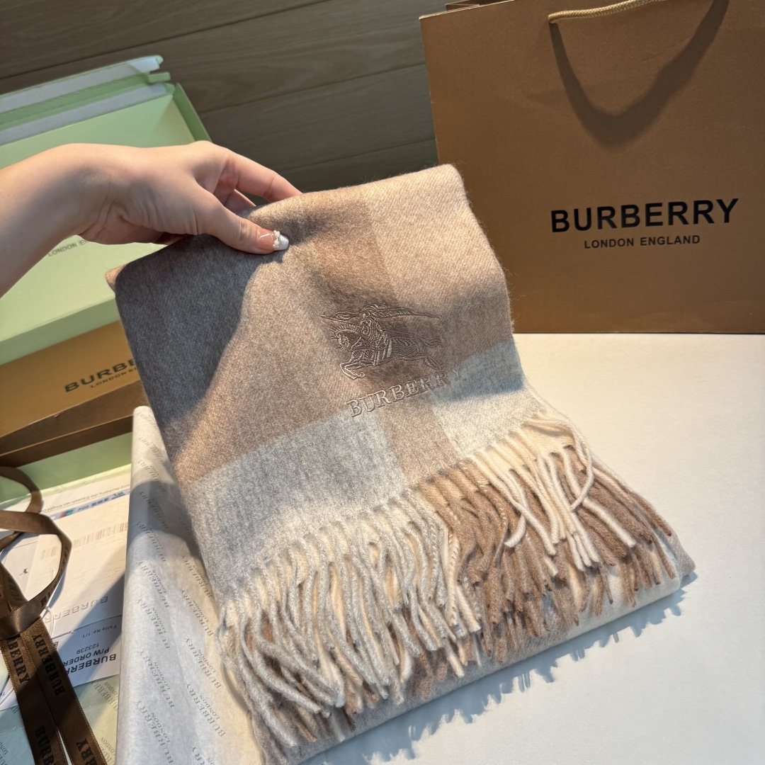 Burberry 巴宝莉战马披肩 大B家新品围巾披肩‮磅重‬来了 bur 殿堂‮皇级‬室最新款 专‮在柜‬售16000+