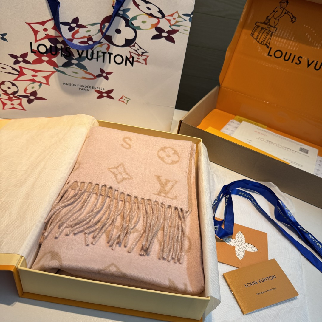 Louis Vuitton Reykjavik 2 0 围巾为柔软山羊绒标注 Monogram 花卉和 LV 字母