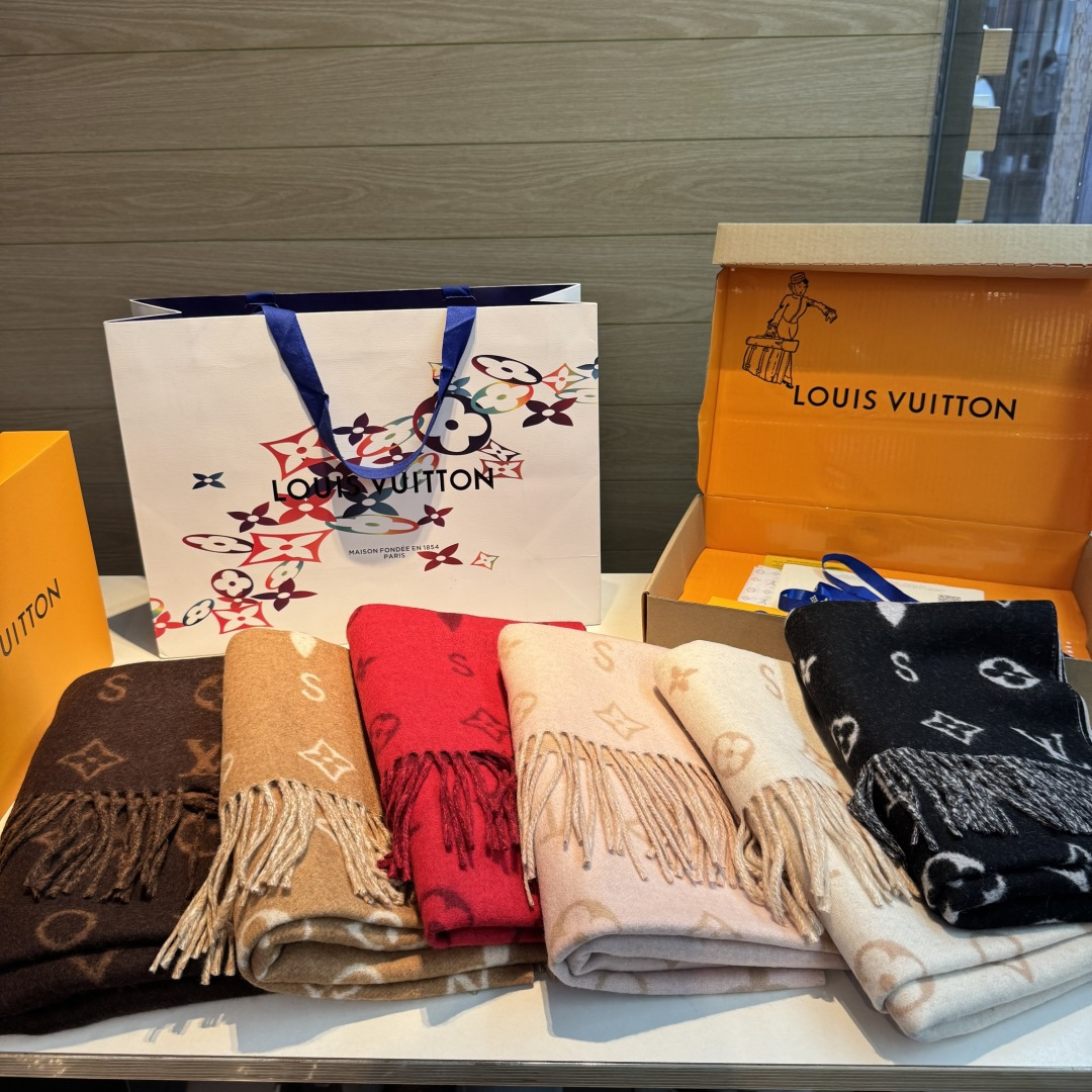 Louis Vuitton Reykjavik 2 0 围巾为柔软山羊绒标注 Monogram 花卉和 LV 字母