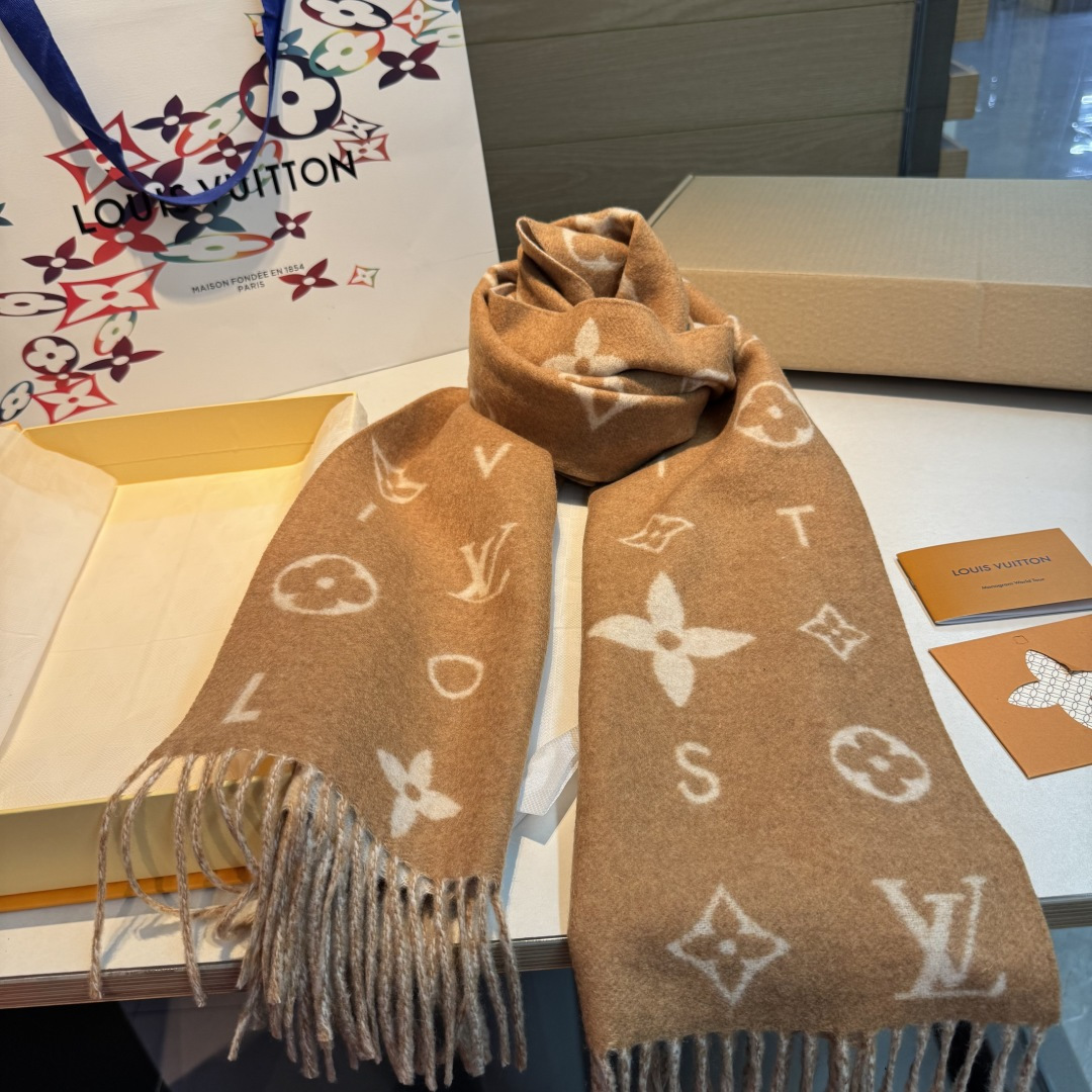 Louis Vuitton Reykjavik 2 0 围巾为柔软山羊绒标注 Monogram 花卉和 LV 字母