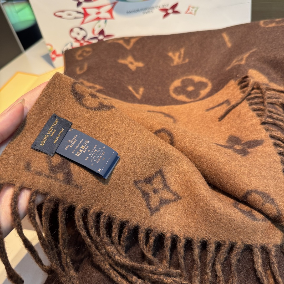 Louis Vuitton Reykjavik 2 0 围巾为柔软山羊绒标注 Monogram 花卉和 LV 字母