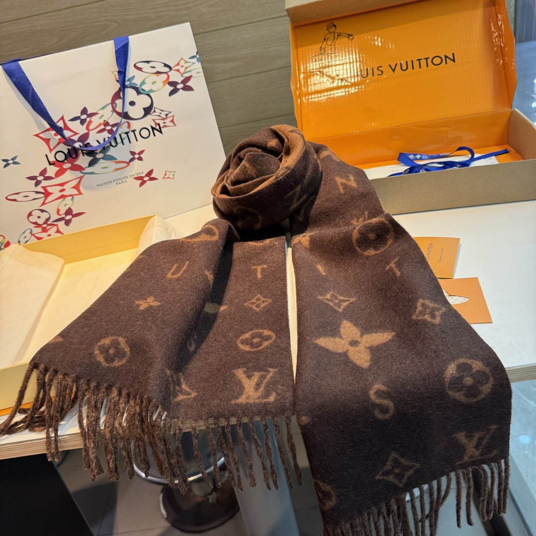 Louis Vuitton Reykjavik 2 0 围巾为柔软山羊绒标注 Monogram 花卉和 LV 字母