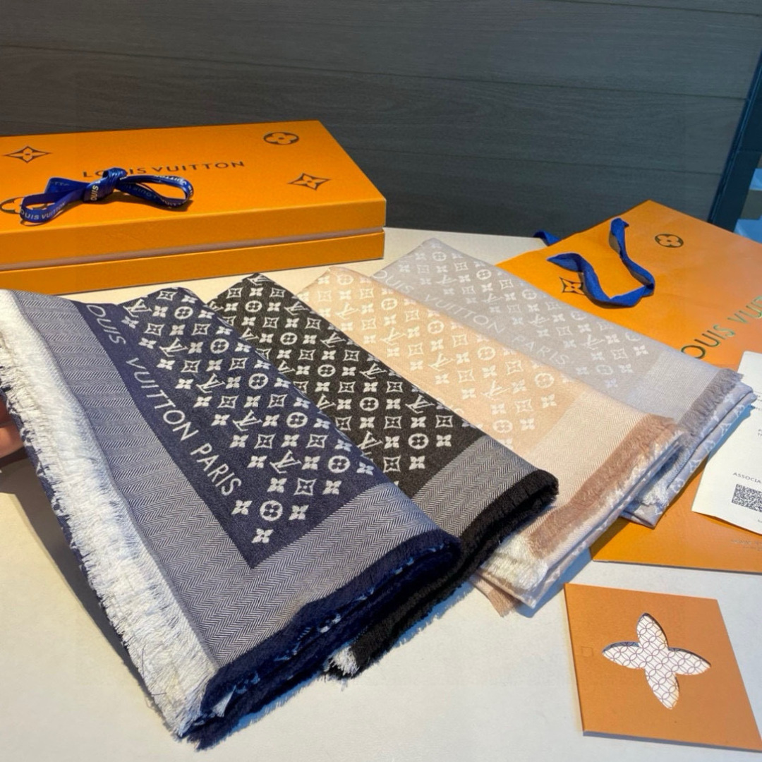 💰358 ✨✨【▪️质感好牛，LV新鲜出炉的超赞小披肩~！】披肩尺寸是少有的120cm*120cm，小字母老花的设计，真的超级心水，尺寸设计都刚刚好的感觉，高级的特别有氛围感！！重点说下品质，真心绝！！！拿到手秒懂了，看图也能品出123吧，每个字母logo提花都是超级工整清晰，立体感强！！手感巨NB，蓬松柔软，奢华有质感！！尺寸规格：120cm*120cm，70%羊毛30%桑蚕丝。四个色！