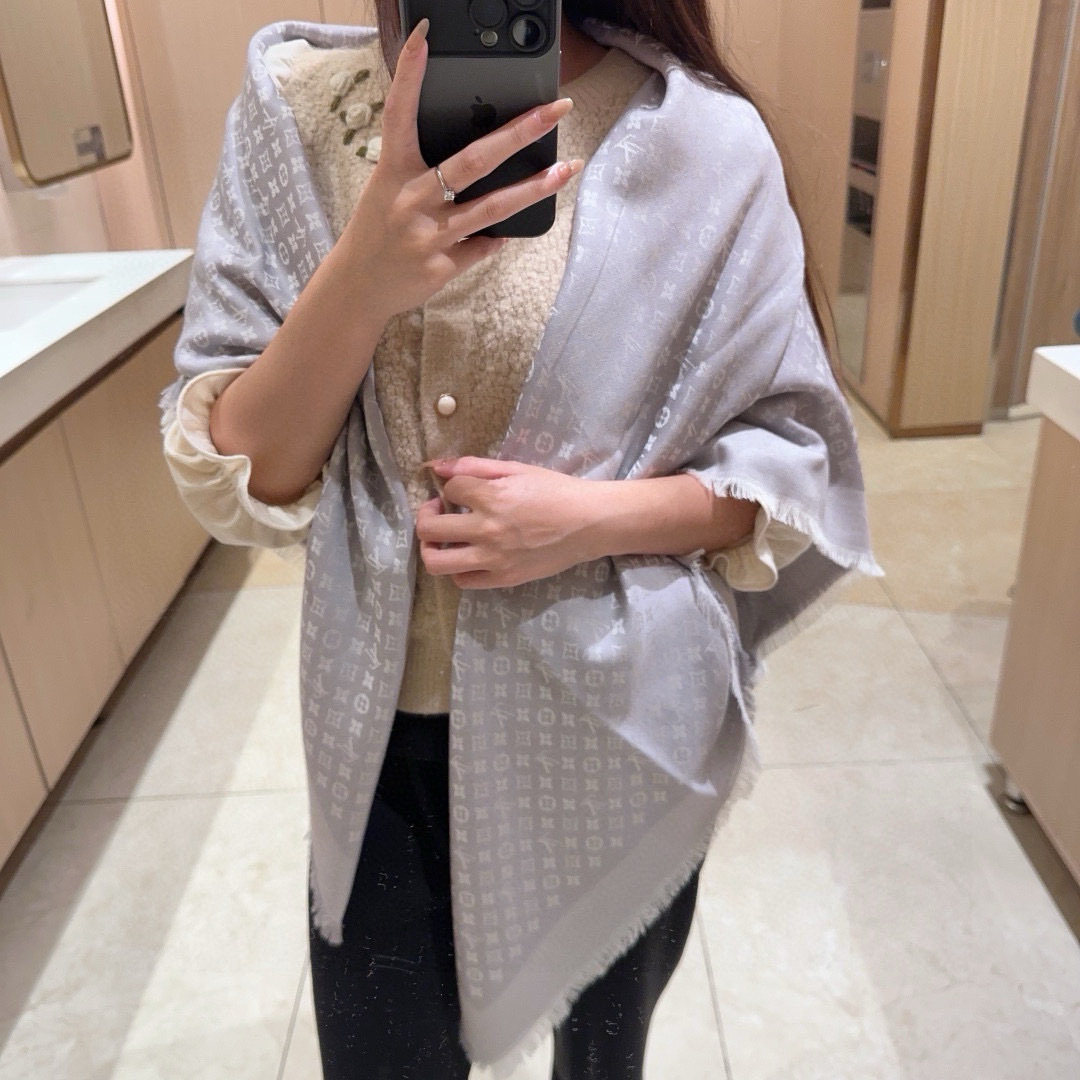 💰358 ✨✨【▪️质感好牛，LV新鲜出炉的超赞小披肩~！】披肩尺寸是少有的120cm*120cm，小字母老花的设计，真的超级心水，尺寸设计都刚刚好的感觉，高级的特别有氛围感！！重点说下品质，真心绝！！！拿到手秒懂了，看图也能品出123吧，每个字母logo提花都是超级工整清晰，立体感强！！手感巨NB，蓬松柔软，奢华有质感！！尺寸规格：120cm*120cm，70%羊毛30%桑蚕丝。四个色！