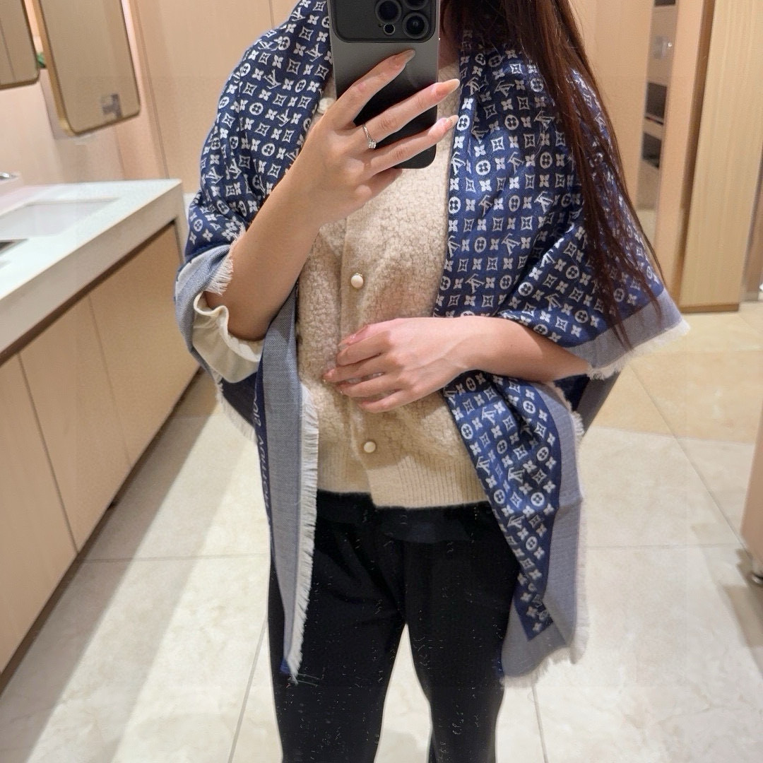 ✨✨【▪️质感好牛,LV新鲜出炉的超赞小披肩~!】披肩尺寸是少有的120cm*120cm,小字母老花的设计,真的超级心水,尺寸设计都刚刚好的感觉,高级的特别有氛围感 重点说下品质,真心绝 拿到手秒懂了,看图也能品出123吧,每个字母logo提花都是超级工整清晰,立体感强 手感巨NB,蓬松柔软,奢华有质感 尺寸规格:120cm*120cm,70%羊毛30%桑蚕丝.四个色!
