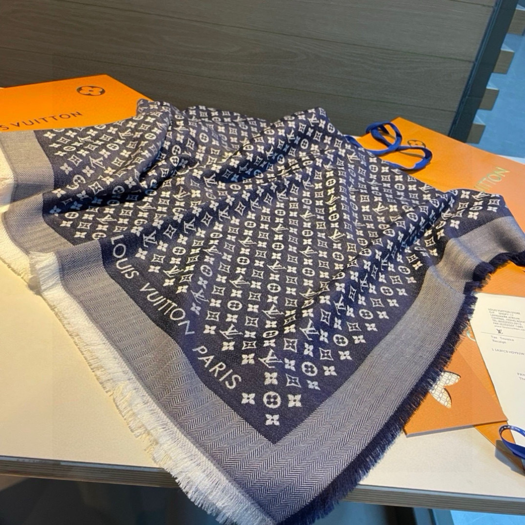✨✨【▪️质感好牛,LV新鲜出炉的超赞小披肩~!】披肩尺寸是少有的120cm*120cm,小字母老花的设计,真的超级心水,尺寸设计都刚刚好的感觉,高级的特别有氛围感 重点说下品质,真心绝 拿到手秒懂了,看图也能品出123吧,每个字母logo提花都是超级工整清晰,立体感强 手感巨NB,蓬松柔软,奢华有质感 尺寸规格:120cm*120cm,70%羊毛30%桑蚕丝.四个色!