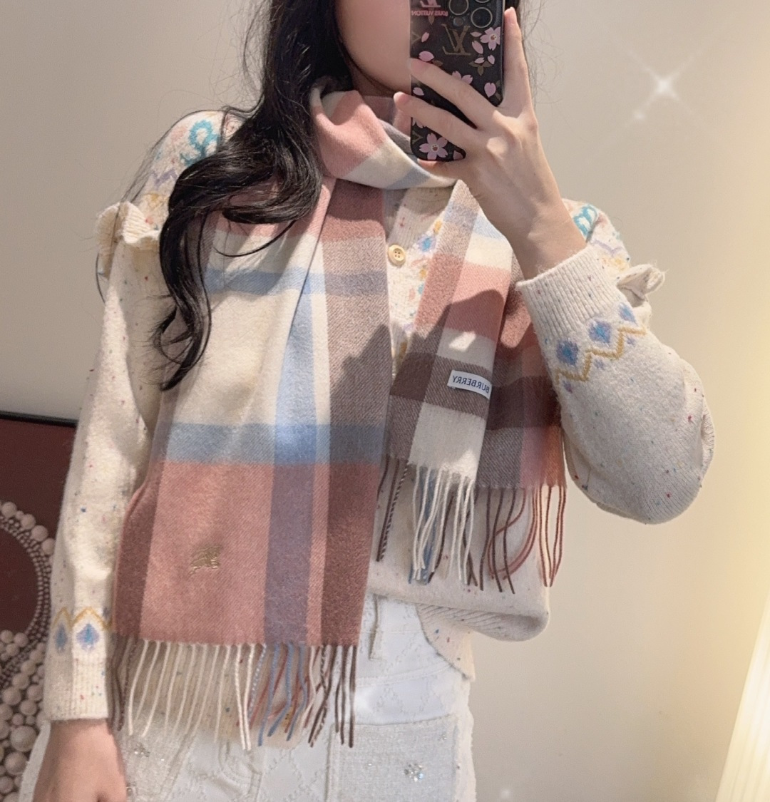 NO:587608,Burberry · Burberry's double-sided scarf is so beautiful that it's so stylish and charming. It's a very elegant and fashionable autumn and winter item!  I really like it. It’s a very classic men’s design made of lambskin. It feels really great on the upper body and looks good on any waist!  !  This style is really worth buying with your eyes closed, and it can be easily worn by any age group!  !  !  30*200cm high version scarf, high version scarf, burberry, burberry19860909Burberry · 巴宝莉双面围巾好看的要疯掉了,太有型太有魅力了非常斯文时尚的秋冬单品！真的很喜欢,非常Classical的男款设计羔绒,手感真的绝了上身效果真的随便怎么围都好看！！这种款式真的闭着眼买,任何年龄层都轻松驾驭！！！30*200cm高版本围巾,高版本围巾,burberry,burberry,scarf