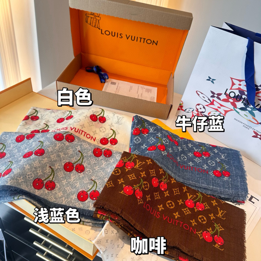NO:587708,LV X TM MONOGRAM CERISE LV × TM Monogram Cerise square scarf is from the Louis Vuitton19860909LV X TM MONOGRAM CERISE LV × TM Monogram Cerise 方巾出自路易威登x村上隆复刻系列,为华美丝毛点缀Monogram 图案,再以日本艺术家笔下的灵动樱桃元素注入清新活力.无论单独佩戴或搭配同系列其他单品,均可展露瞩目风采.140140 高版本围巾,高版本围巾,louis vuitton,louis vuitton,scarf