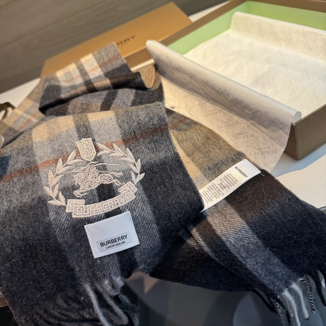 百分百山羊绒 🆕【▪️ 惊艳！披着围着都美的~让人过目不忘！！】巴宝莉这款出来的效果真的，一秒美晕！！太