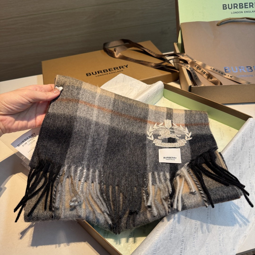 百分百山羊绒 🆕【▪️ 惊艳！披着围着都美的~让人过目不忘！！】巴宝莉这款出来的效果真的，一秒美晕！！太