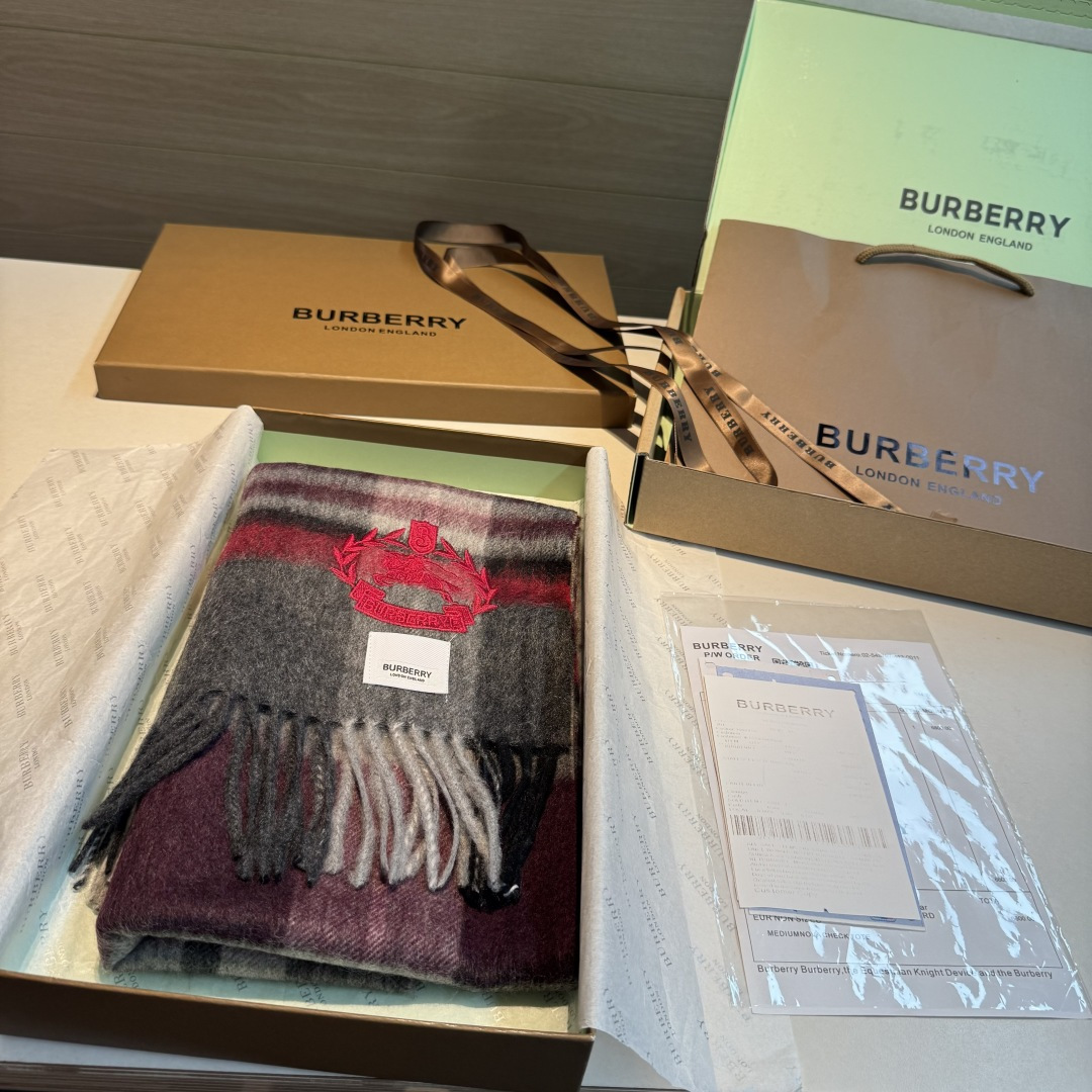 百分百山羊绒 🆕【▪️ 惊艳！披着围着都美的~让人过目不忘！！】巴宝莉这款出来的效果真的，一秒美晕！！太