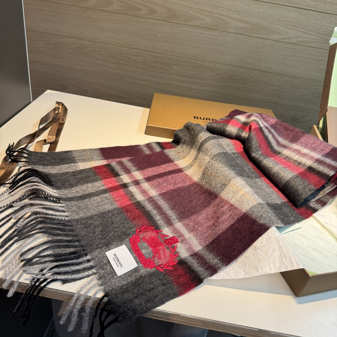 百分百山羊绒 🆕【▪️ 惊艳！披着围着都美的~让人过目不忘！！】巴宝莉这款出来的效果真的，一秒美晕！！太