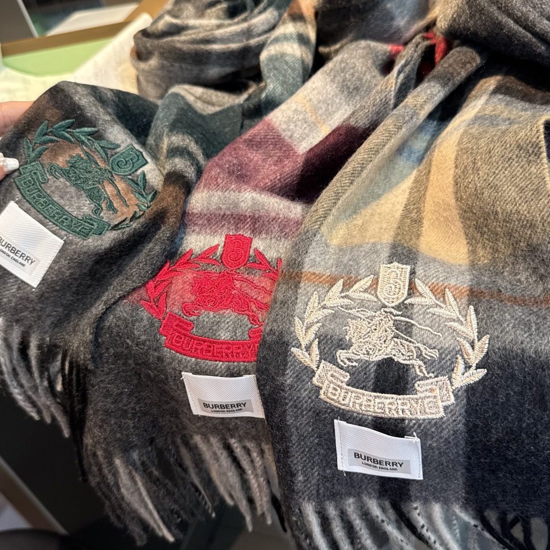 百分百山羊绒 🆕【▪️ 惊艳！披着围着都美的~让人过目不忘！！】巴宝莉这款出来的效果真的，一秒美晕！！太