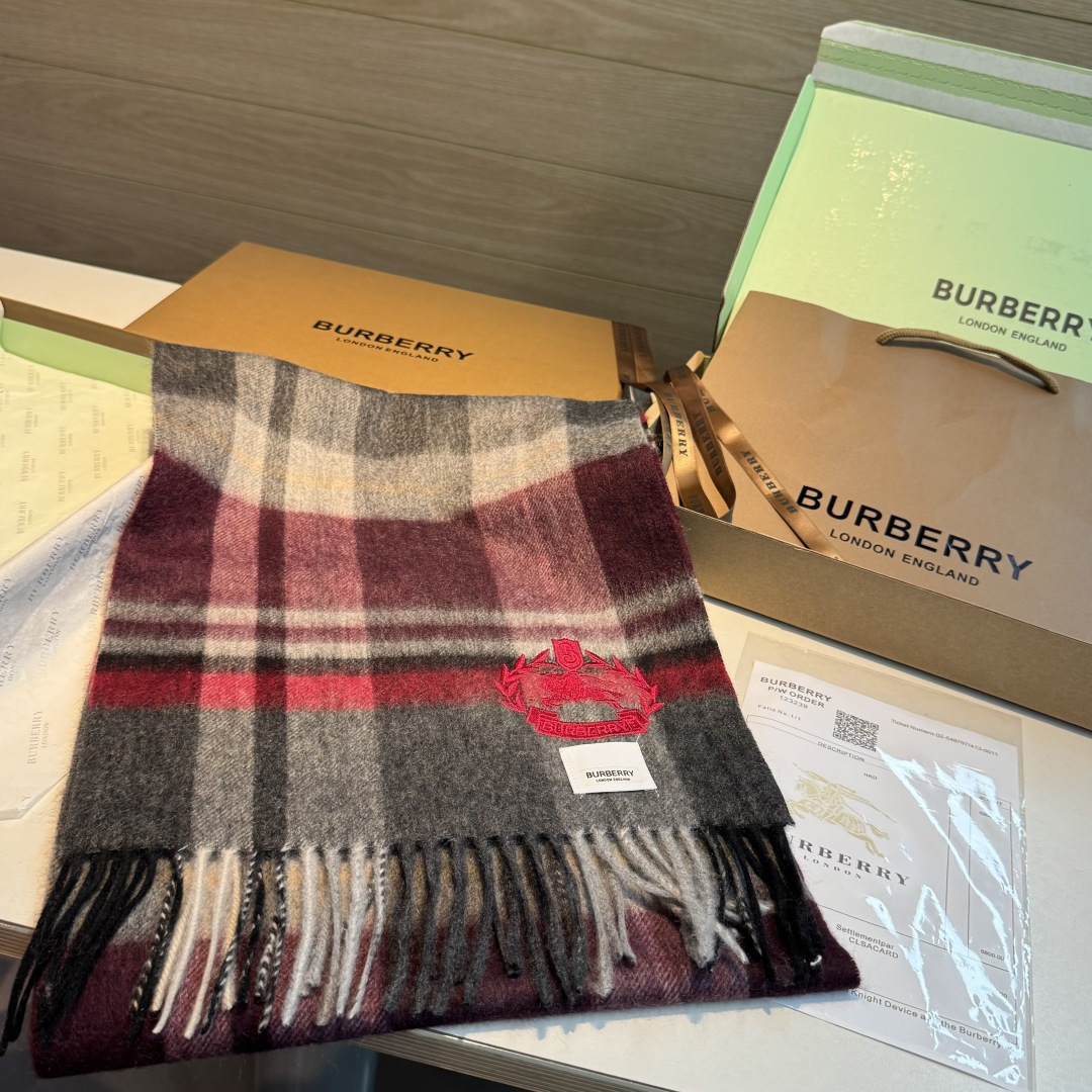 百分百山羊绒 🆕【▪️ 惊艳！披着围着都美的~让人过目不忘！！】巴宝莉这款出来的效果真的，一秒美晕！！太