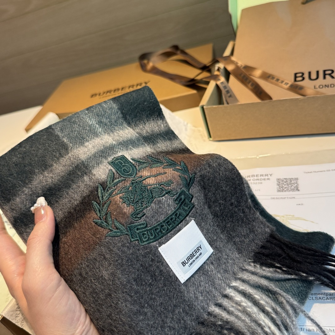 百分百山羊绒 🆕【▪️ 惊艳！披着围着都美的~让人过目不忘！！】巴宝莉这款出来的效果真的，一秒美晕！！太