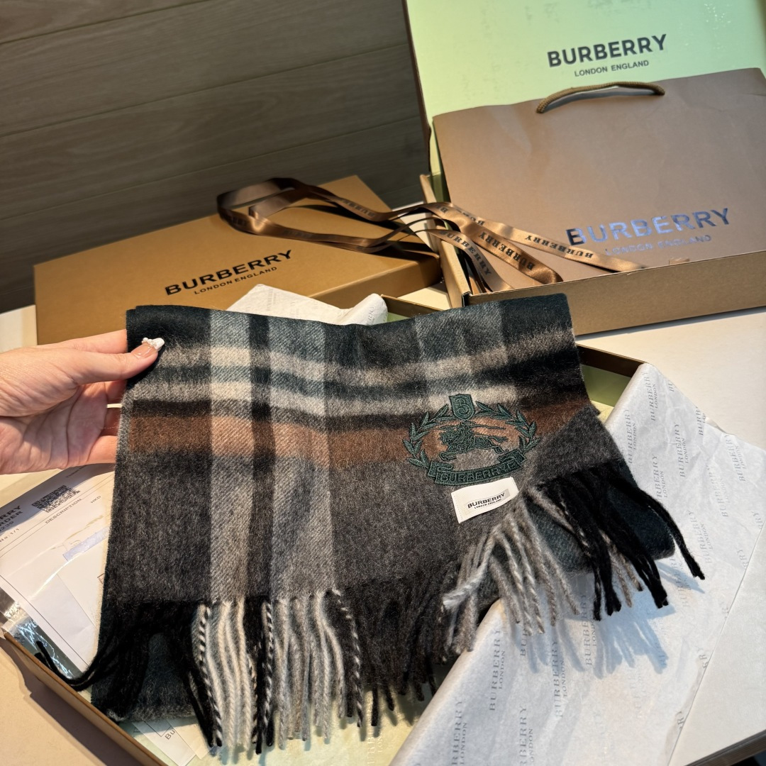 百分百山羊绒 🆕【▪️ 惊艳！披着围着都美的~让人过目不忘！！】巴宝莉这款出来的效果真的，一秒美晕！！太