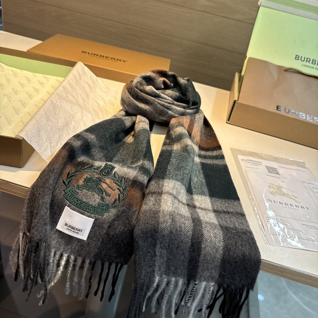 百分百山羊绒 🆕【▪️ 惊艳！披着围着都美的~让人过目不忘！！】巴宝莉这款出来的效果真的，一秒美晕！！太