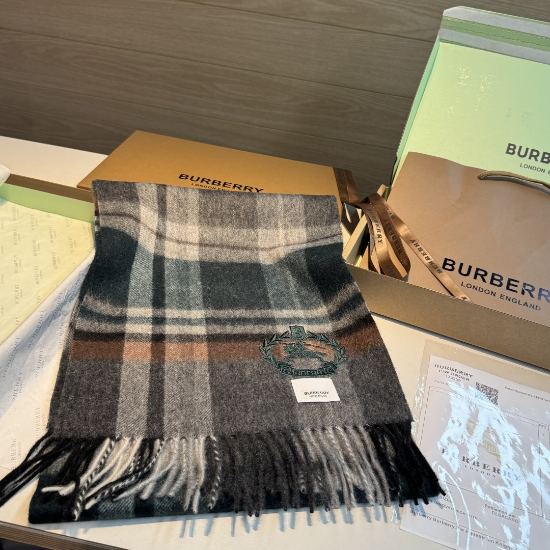 百分百山羊绒 🆕【▪️ 惊艳！披着围着都美的~让人过目不忘！！】巴宝莉这款出来的效果真的，一秒美晕！！太