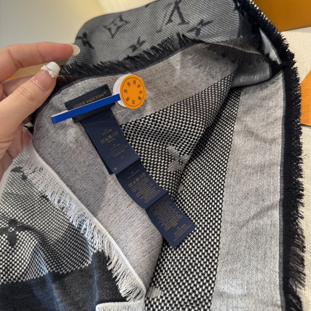 P195【Lv质感好牛，超赞小披肩~！】手感巨NB，蓬松柔软，奢华有质感！！尺寸规格：120cm*120cm，70%羊毛30%桑.