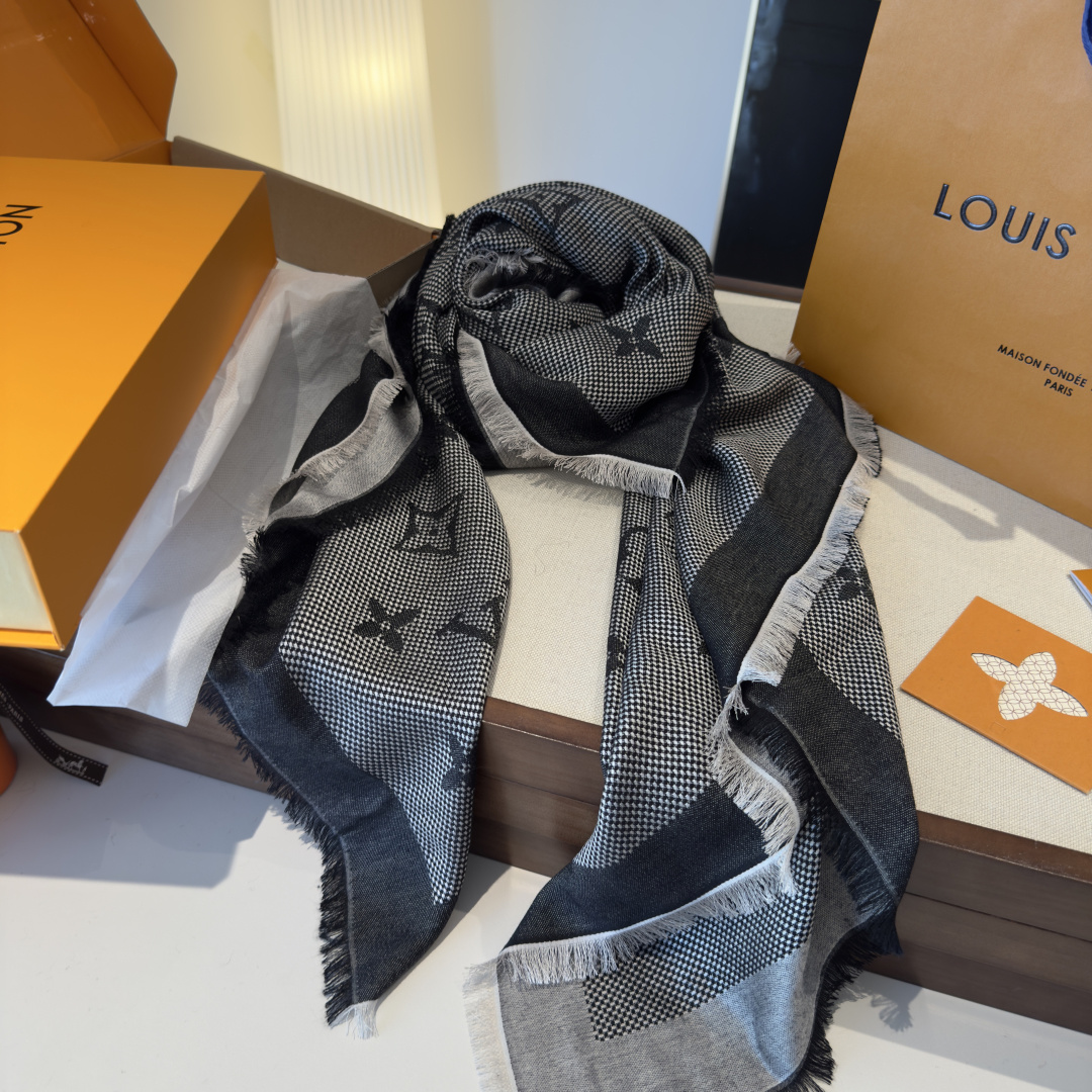 P195【Lv质感好牛，超赞小披肩~！】手感巨NB，蓬松柔软，奢华有质感！！尺寸规格：120cm*120cm，70%羊毛30%桑.